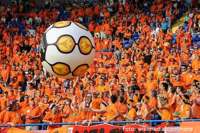 Dutch_football_supporters_20120609