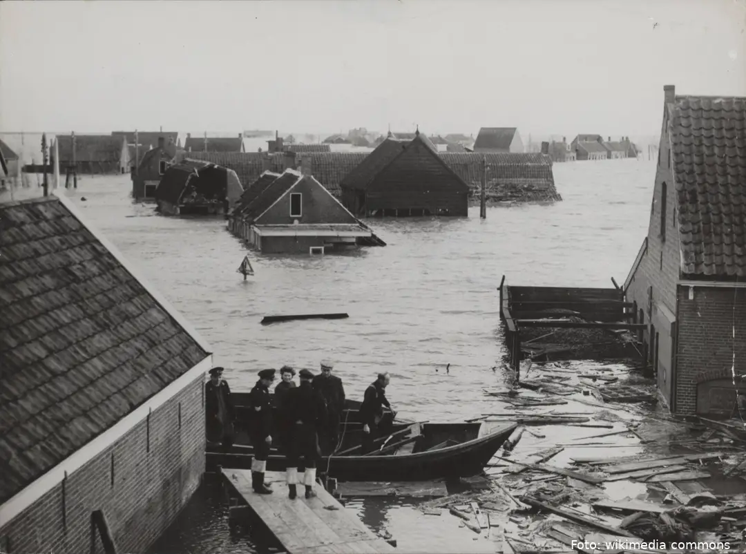 Watersnood_1953._In_Nieuwerkerk_op_Duiveland_staat_het_water_nog_tot_aan_de_dake,_Bestanddeelnr_059-1189