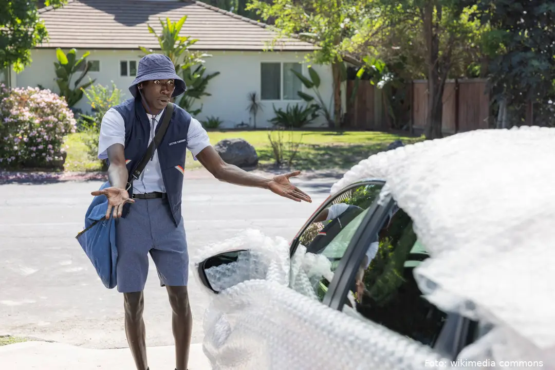 Khaby_Bubble_Wrap_TikTok_-_Khaby_dressed_as_a_mail_man_can't_believe_Mat_bubble_wrapped_his_car