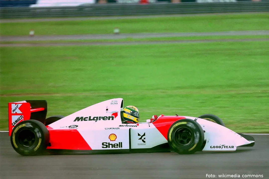 Ayrton_Senna_-_Mclaren_MP4-8_during_practice_for_the_1993_British_Grand_Prix_(32873580103)