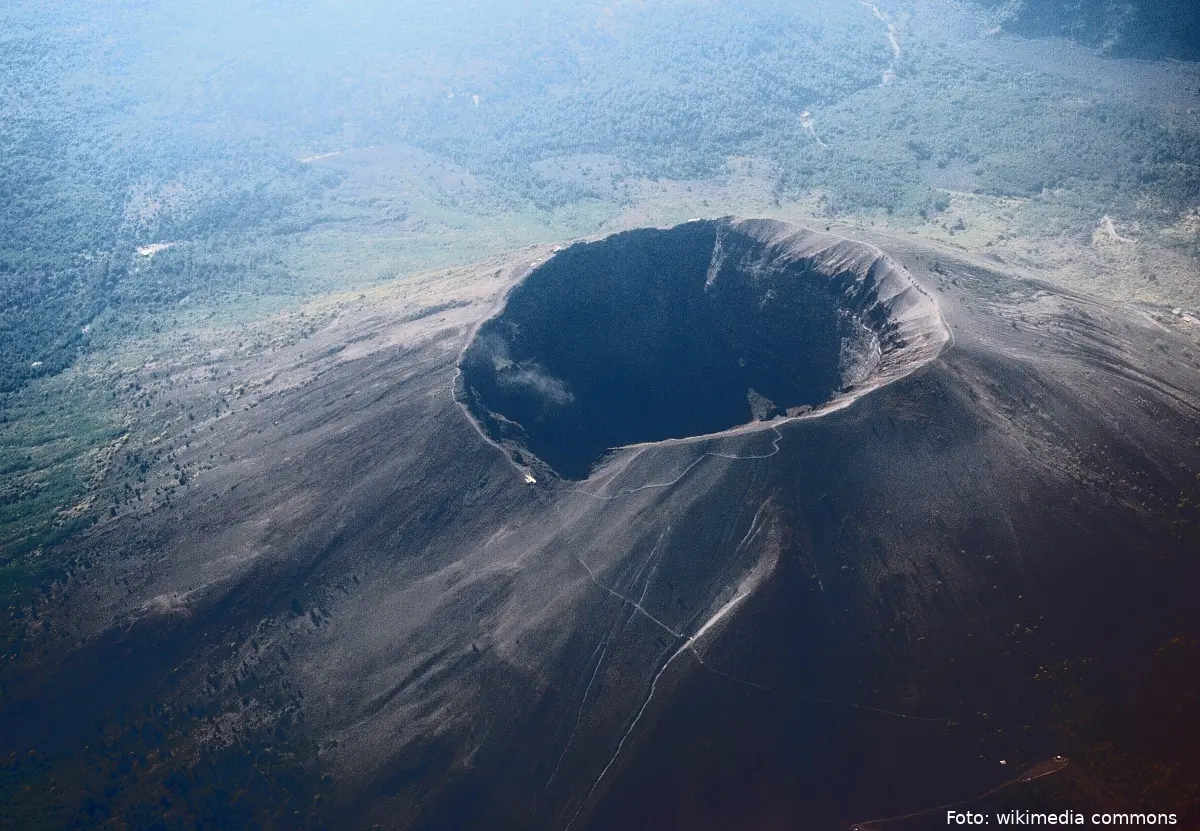 vesuvius from plane