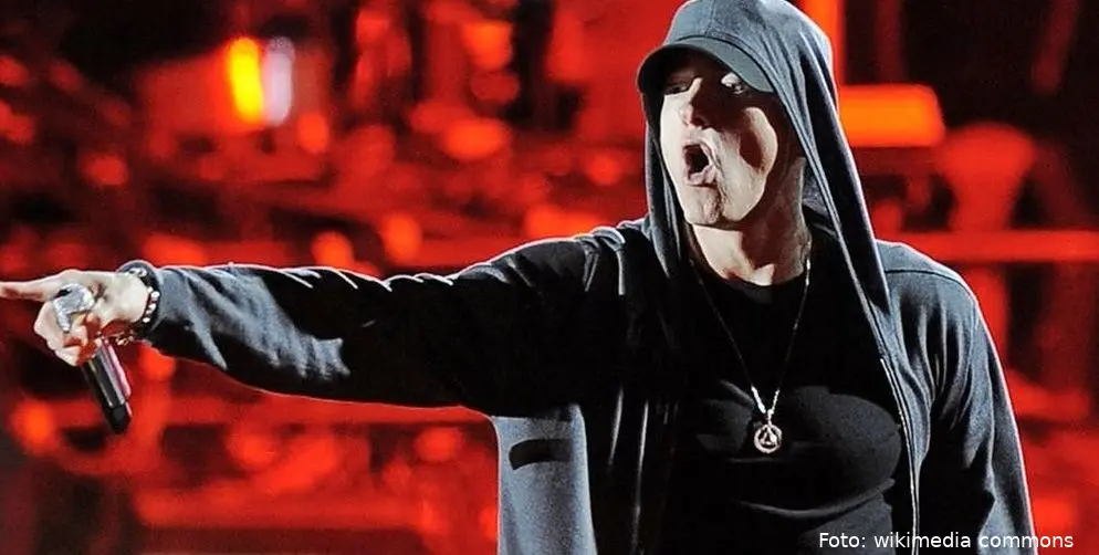 eminem performing on april 2013 cropped