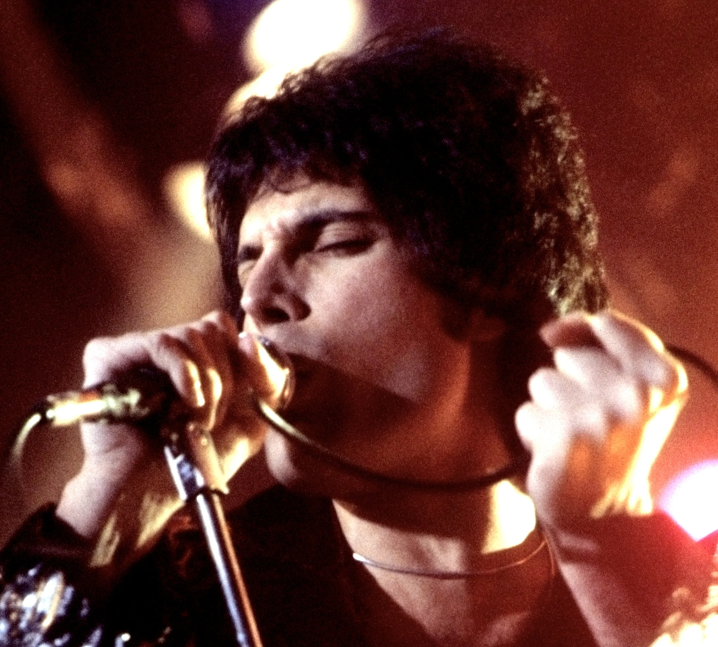 freddie mercury performing in new haven ct november 1977 cropped