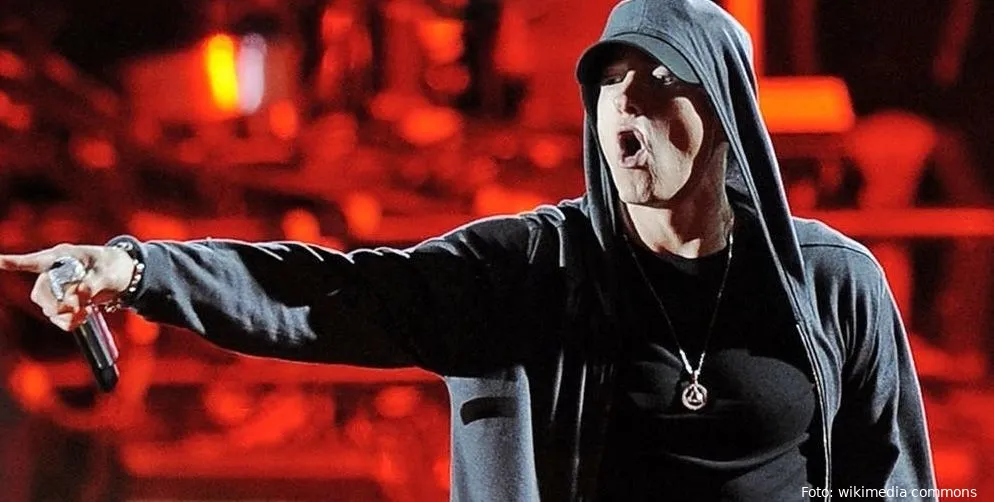 eminem performing on april 2013 cropped