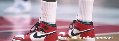 https wwwmannersnl wp content uploads 2022 03 nike air jordan 1 chicago michael jordan sneakers opnieuw uitgebracht