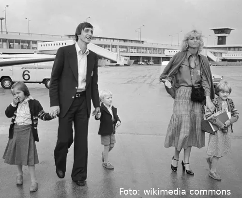 Johan_Cruijff_with_family_1977