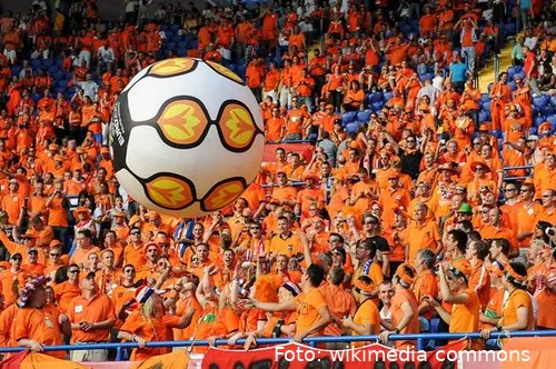 Dutch_football_supporters_20120609
