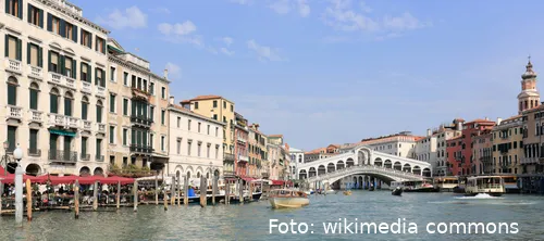 Panorama_of_Canal_Grande_and_Ponte_di_Rialto,_Venice_-_September_2017