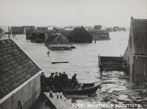 Watersnood_1953._In_Nieuwerkerk_op_Duiveland_staat_het_water_nog_tot_aan_de_dake,_Bestanddeelnr_059-1189