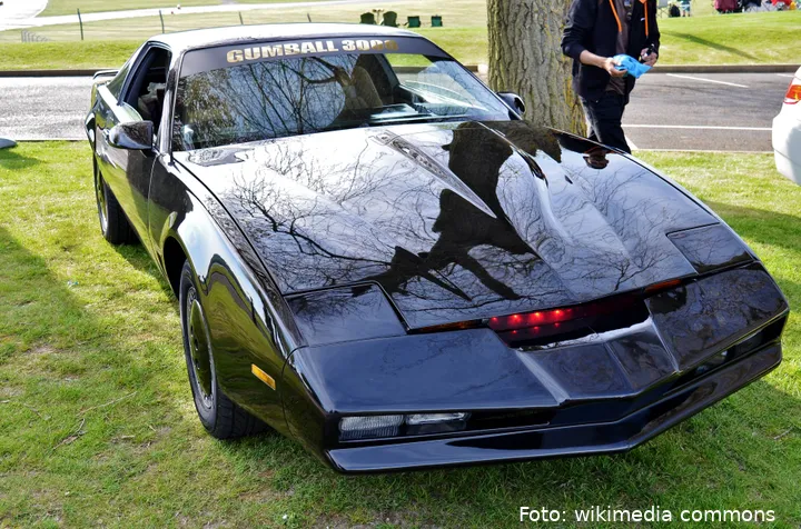 _K.I.T.T_,_Pontiac_Trans_Am_Knight_Rider_Replica,_Brands_Hatch,_8th_May_2016_(26821731342)