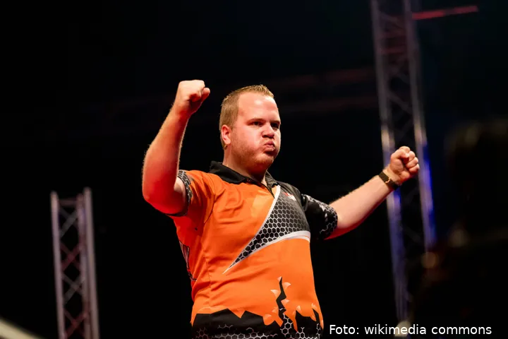 Adrian_Lewis_6-2_Dirk_van_Duijvenbode_-_Dirk_van_Duijvenbode_-_2019250142838_2019-09-07_PDC_European_Darts_Matchplay_-_0418_-_AK8I8926