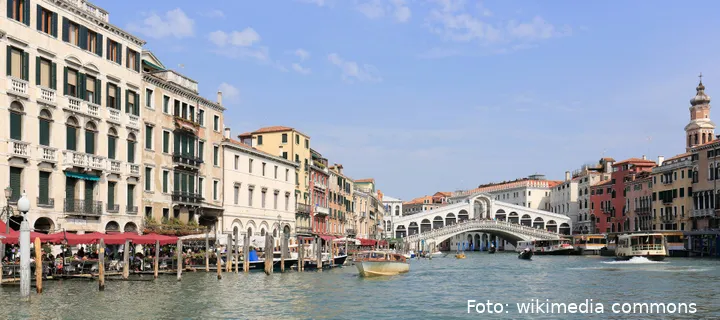 Panorama_of_Canal_Grande_and_Ponte_di_Rialto,_Venice_-_September_2017