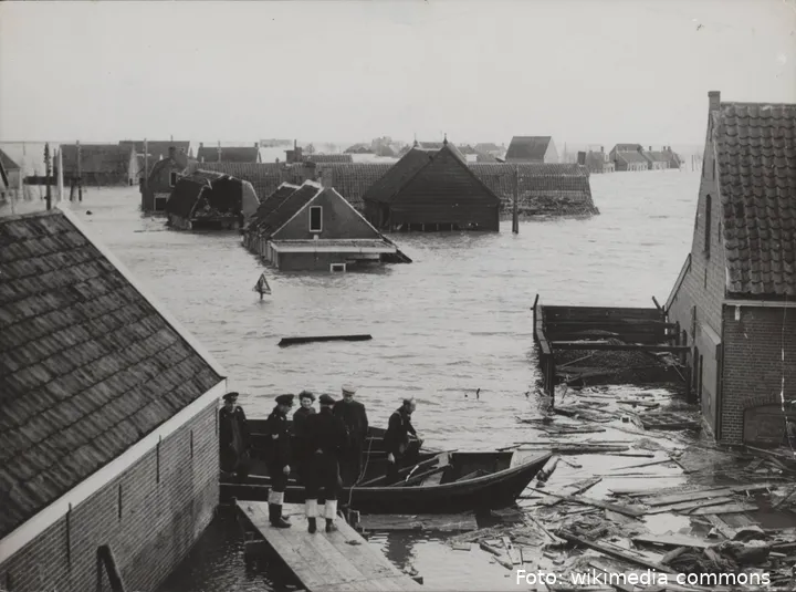 Watersnood_1953._In_Nieuwerkerk_op_Duiveland_staat_het_water_nog_tot_aan_de_dake,_Bestanddeelnr_059-1189