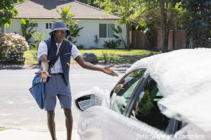 Khaby_Bubble_Wrap_TikTok_-_Khaby_dressed_as_a_mail_man_can't_believe_Mat_bubble_wrapped_his_car