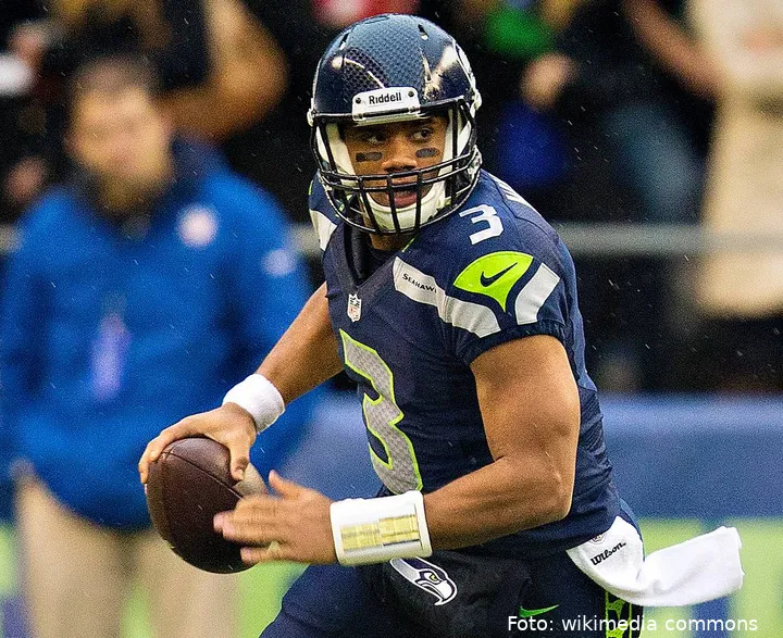 Russell_Wilson_vs_Jets,_November_11,_2012_(cropped1)