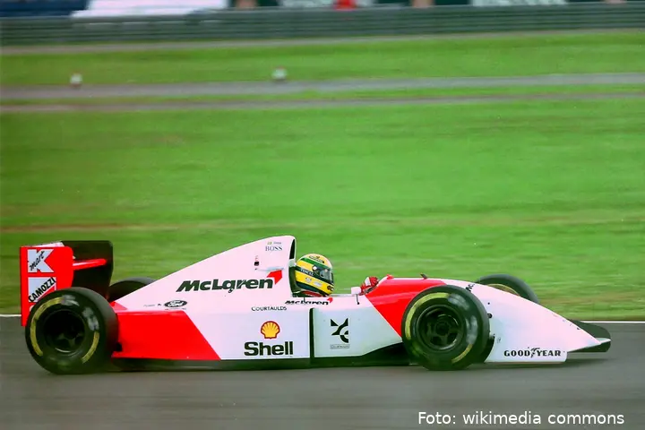 Ayrton_Senna_-_Mclaren_MP4-8_during_practice_for_the_1993_British_Grand_Prix_(32873580103)