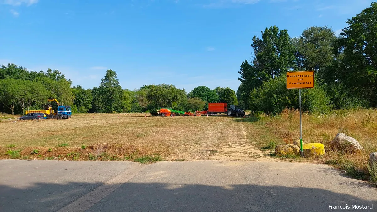 onverhard parkeerterrein bij zwembad de nieuwe hateboer