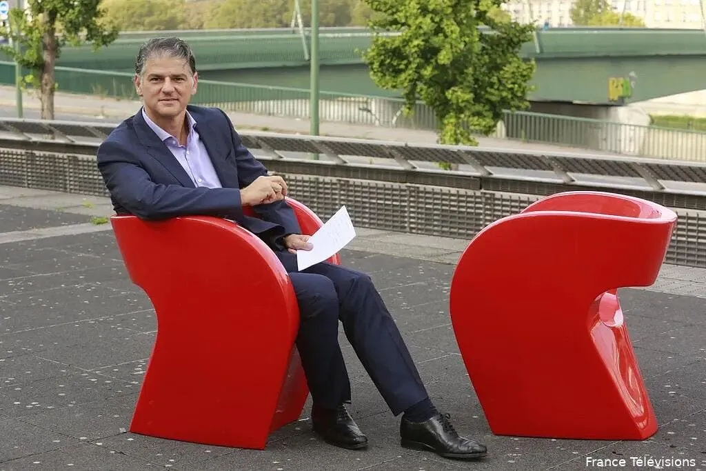 om le directeur de la communication arrive de france 2 jacques cardoze exterieur pour complement enquete 313217