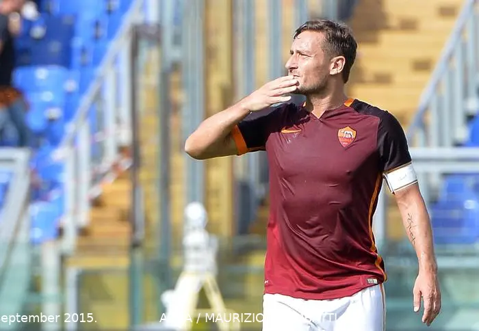 roma sassuolo totti esultanza 300
