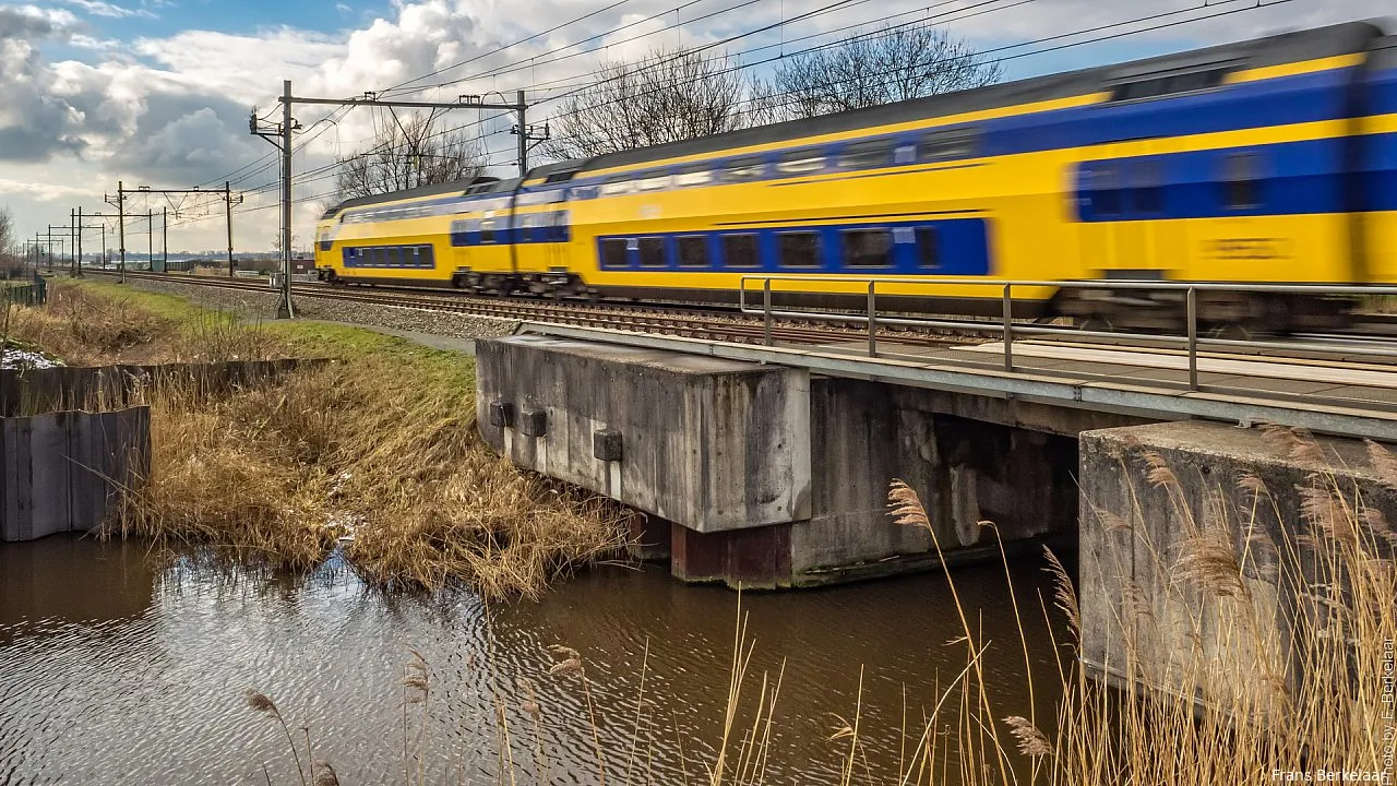 track train transport vehicle public transport nederland 309348 pxherecomf1661164993
