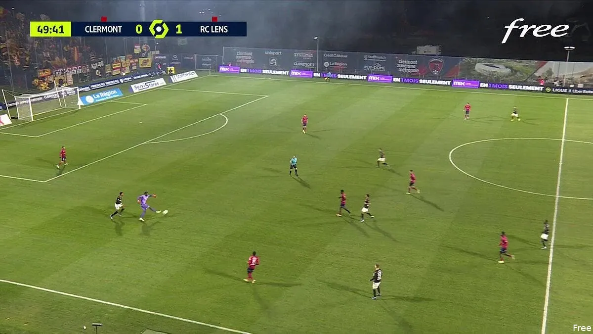 le gardien de clermont offre une passe decisive delirante a lens f y9hbjwaaa4lii 368411