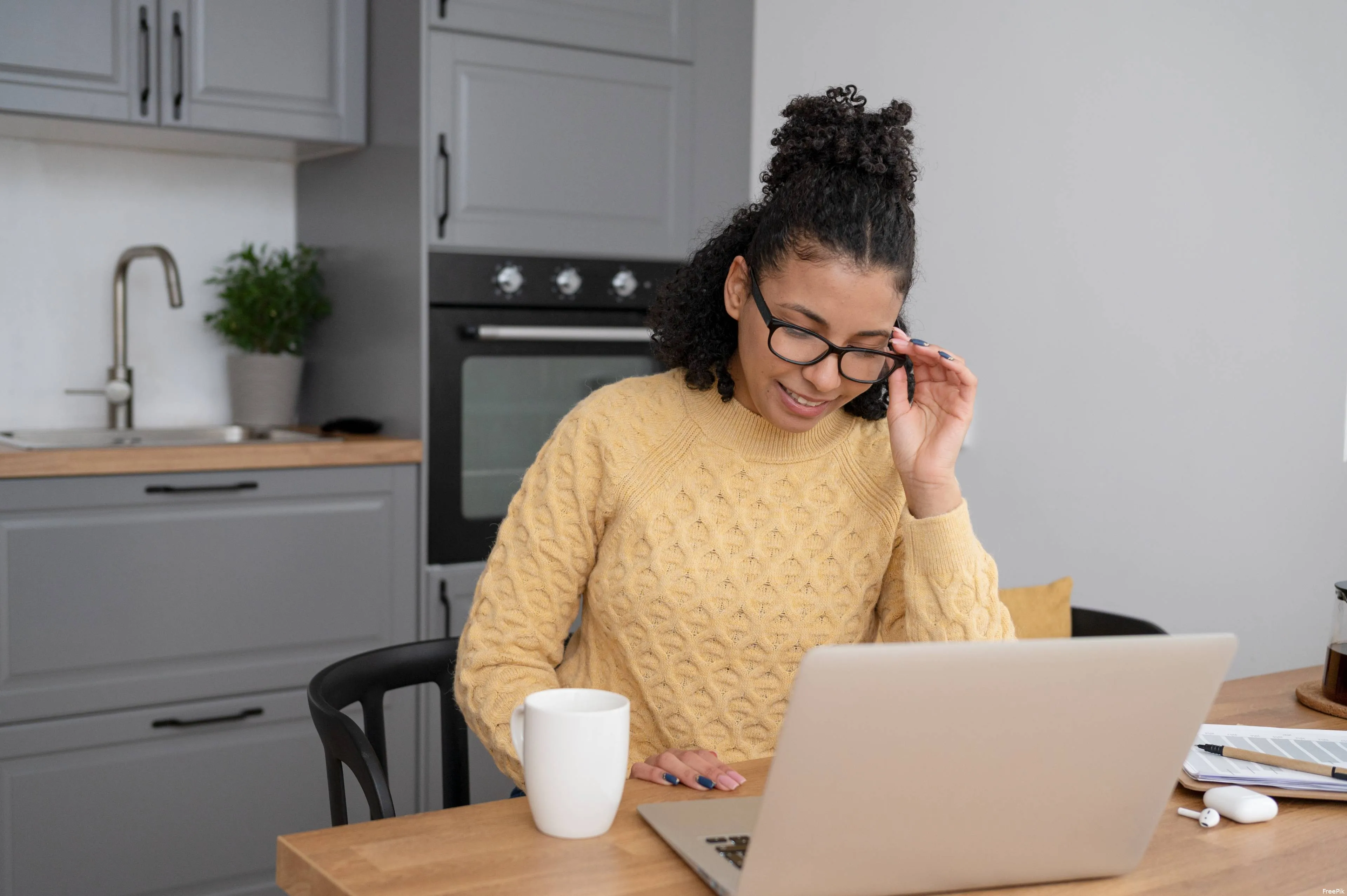 medium-shot-smiley-woman-with-laptop