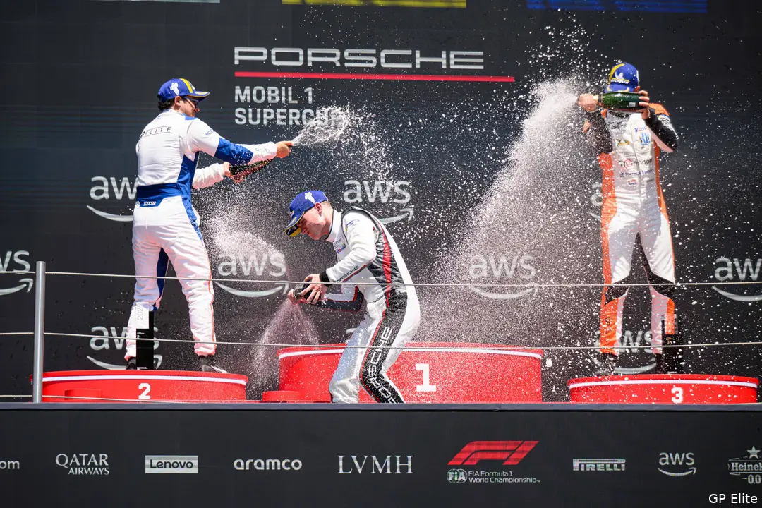 Oeverhaus, Levi en Haverkort openden de eerste champagneflessen van het seizoen 2025. (Foto: GP Elite).