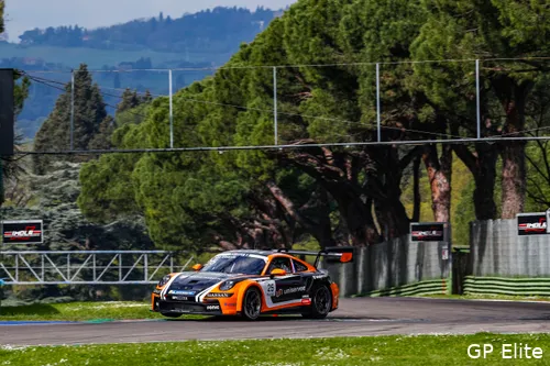 Larry ten Voorde met zijn bolide op het Italiaanse Imola tijdens de testdagen.