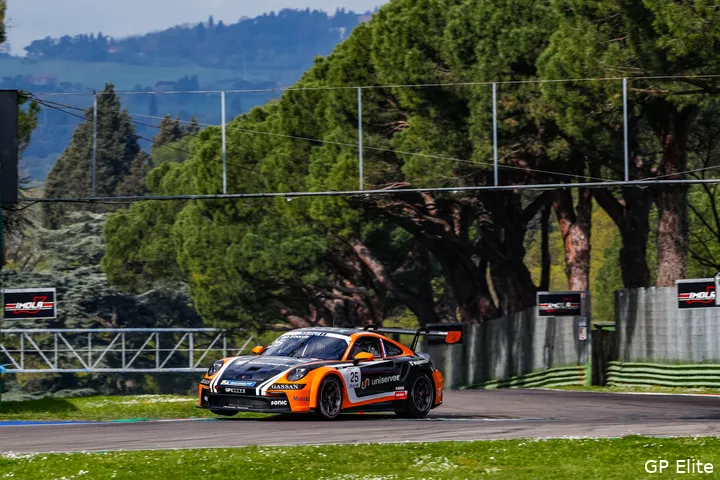 Larry ten Voorde met zijn bolide op het Italiaanse Imola tijdens de testdagen.