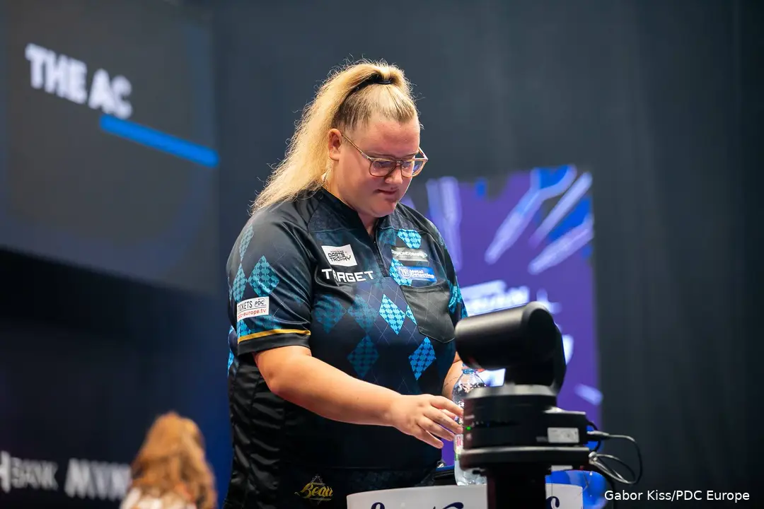 Beau Greaves looks at darts setup.