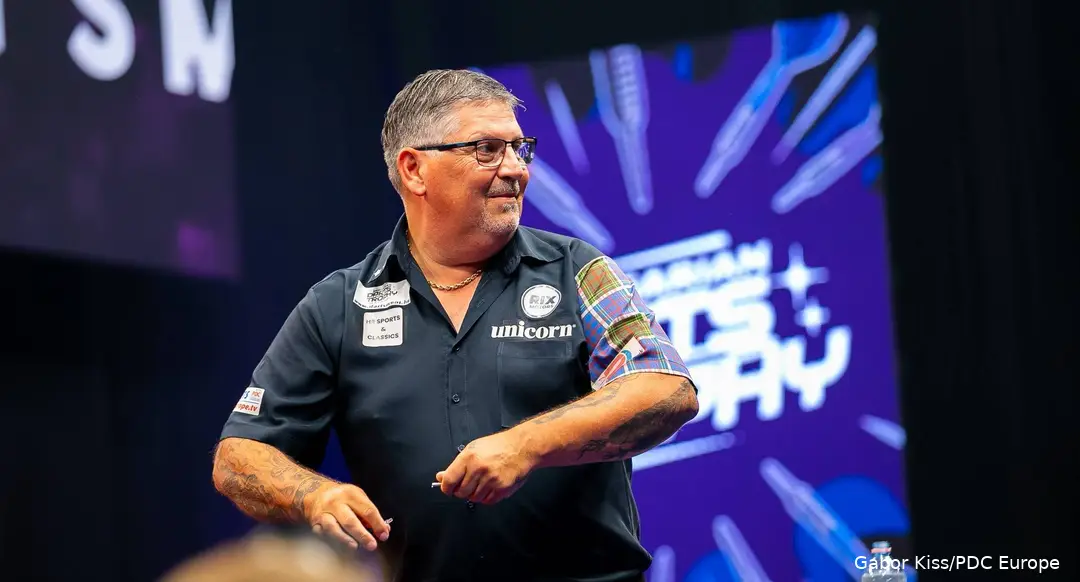Gary Anderson kijkt naar het publiek