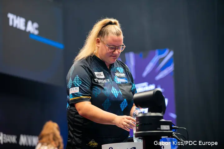 Beau Greaves blickt auf ihr Darts-Setup.