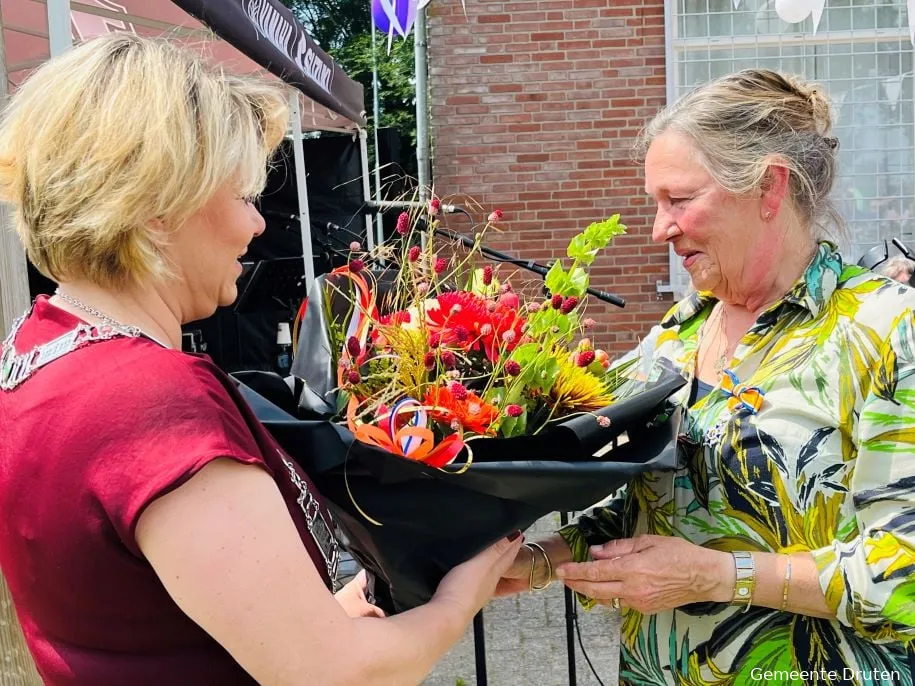 burgemeester sigrid sengers overhandigt lintje aan mevrouw van oss van elk