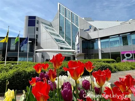 stadhuis met tulpen