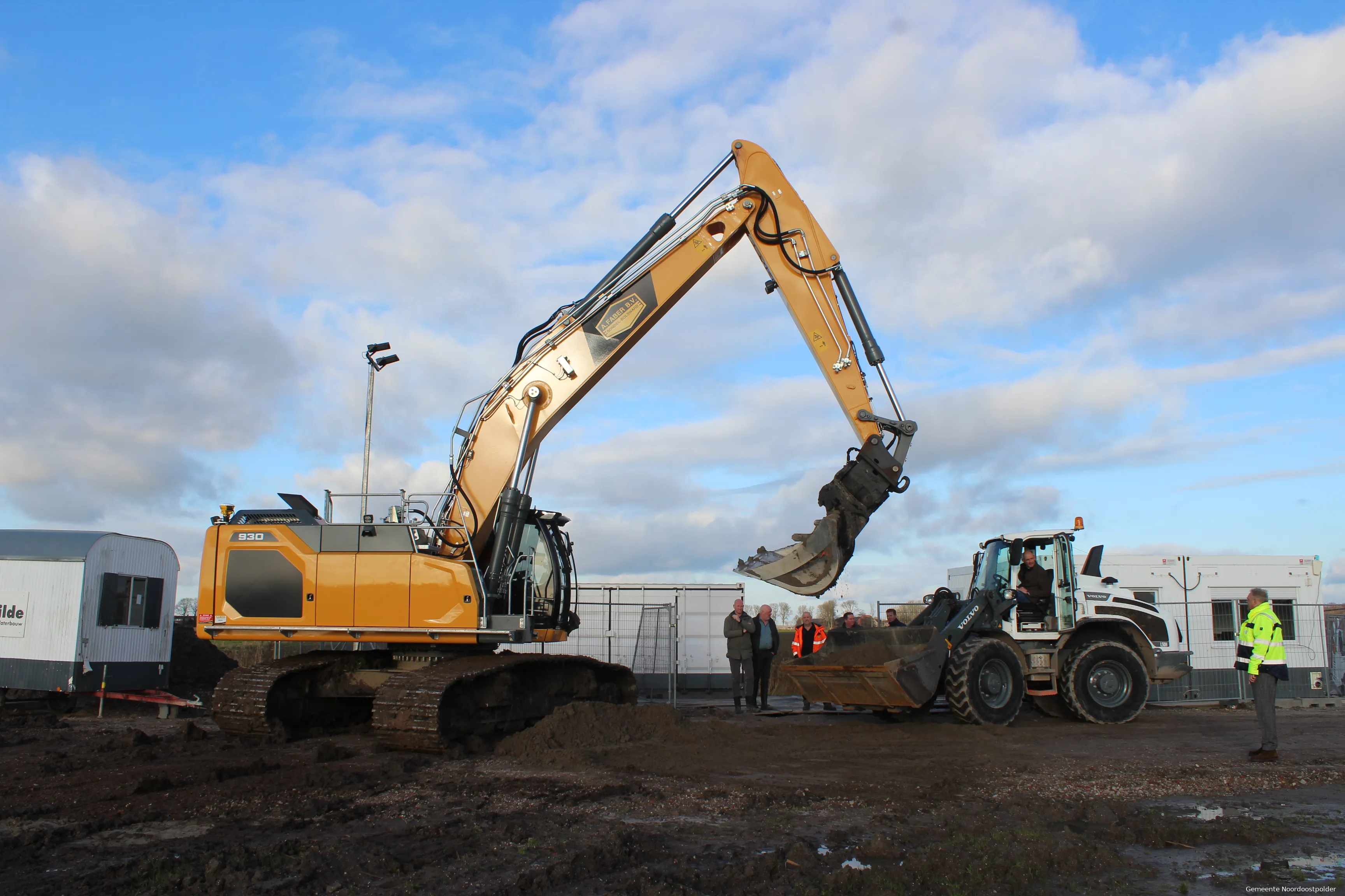 officiele starthandeling wethouder van steen in de bulldozer