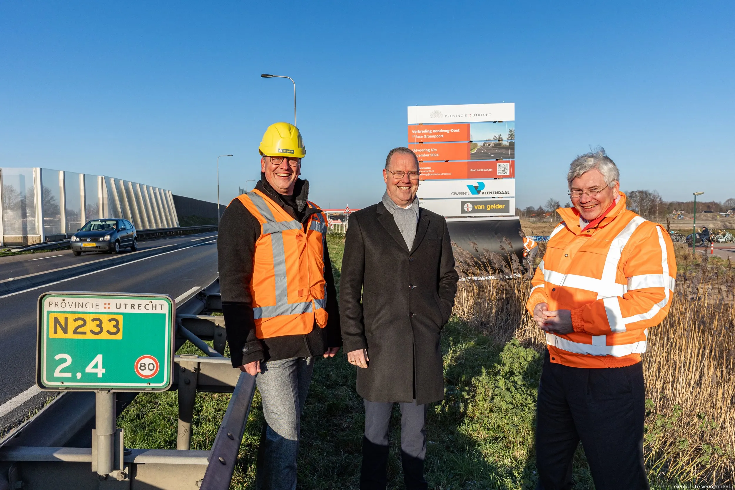 foto bij persbericht 3 vlnr leendert ripping van aannemer van gelder wethouder engbert stroobosscher en gedeputeerde andre van schie