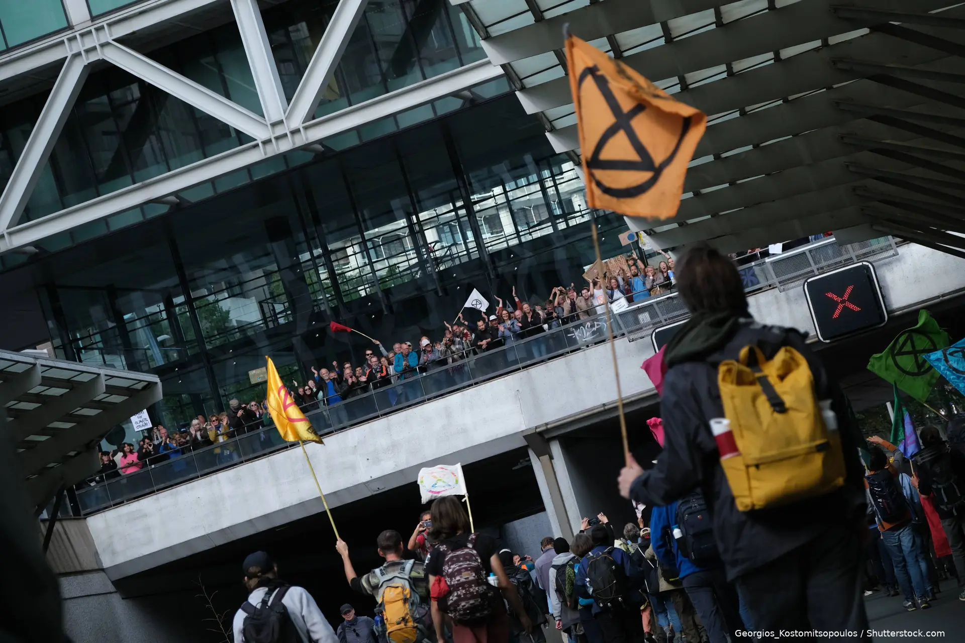 Demonstranten bij een actie van Extinction Rebellion, over het VVD-voorstel om gezichtsbedekking bij demonstraties te verbieden