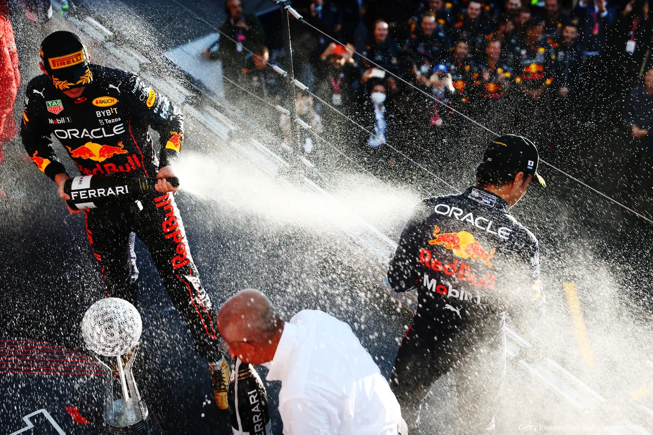 max verstappen sergio perez champagne gp japan 2022f1666262592