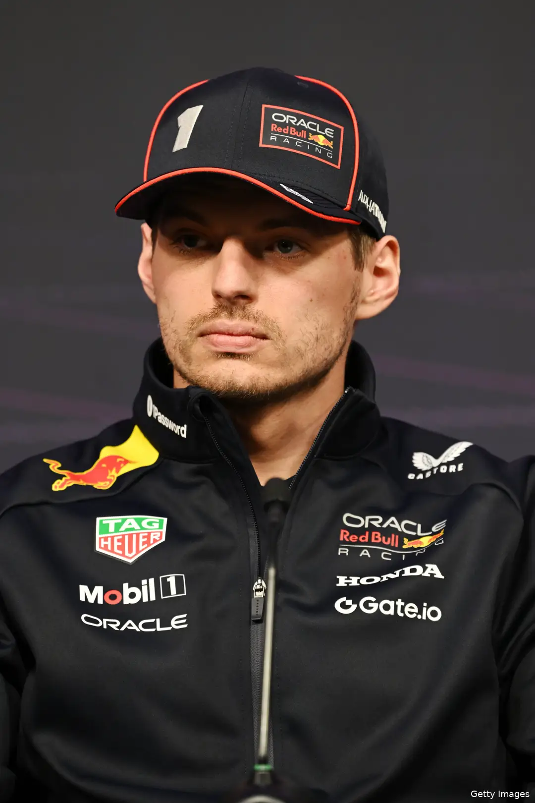 Verstappen laat zich na de eerste meters in de RB21 nog niet in de kaarten kijken.