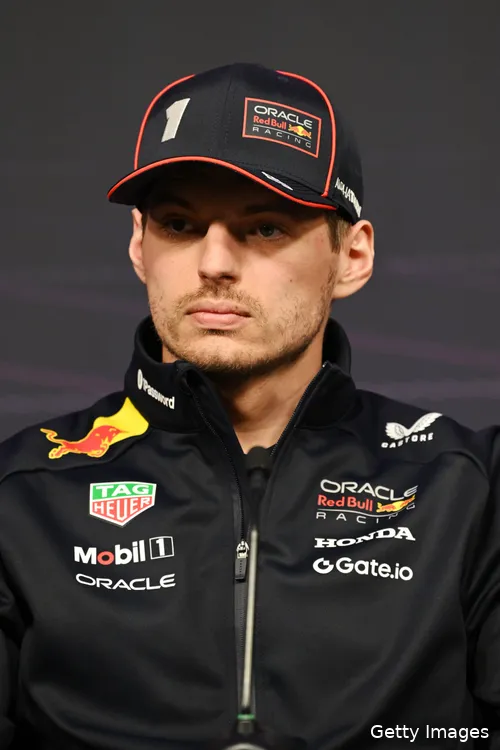 Verstappen laat zich na de eerste meters in de RB21 nog niet in de kaarten kijken.