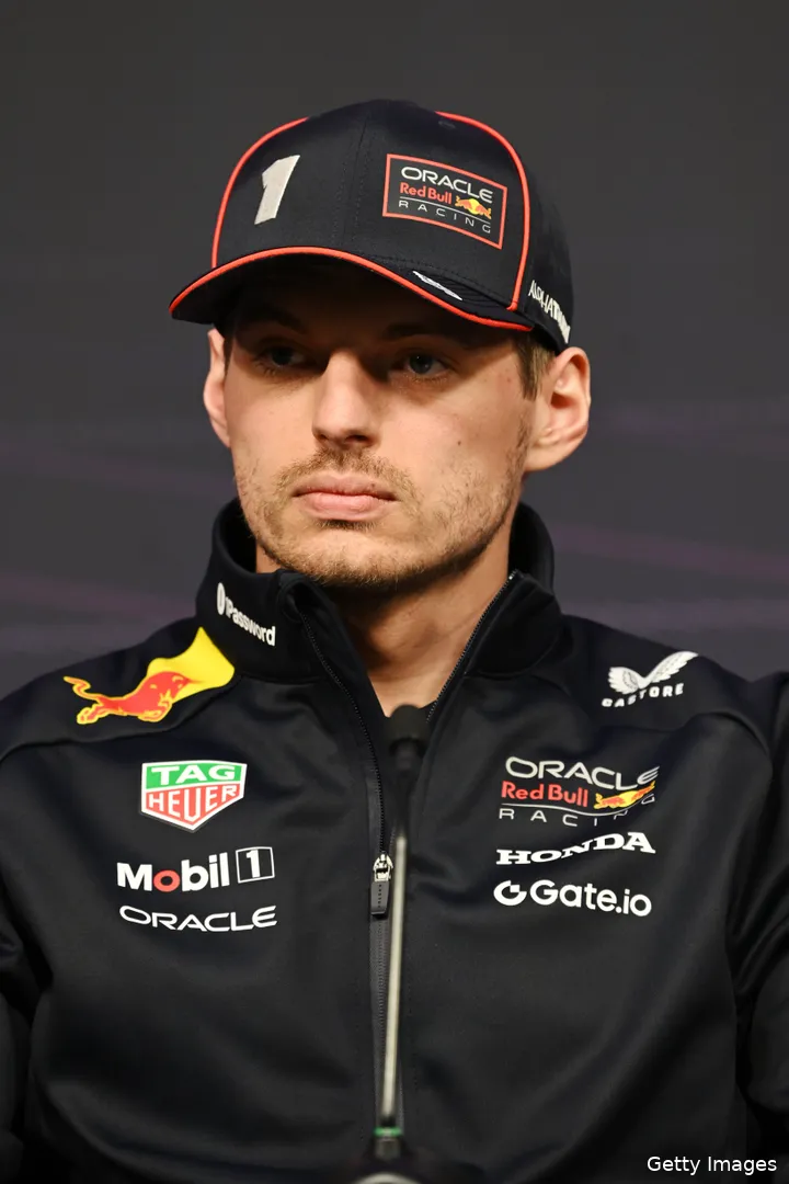 Verstappen laat zich na de eerste meters in de RB21 nog niet in de kaarten kijken.