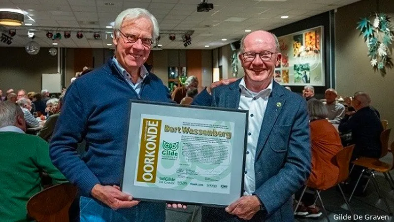 gouden gildespeld voor bert wassenberg van gilde de graven