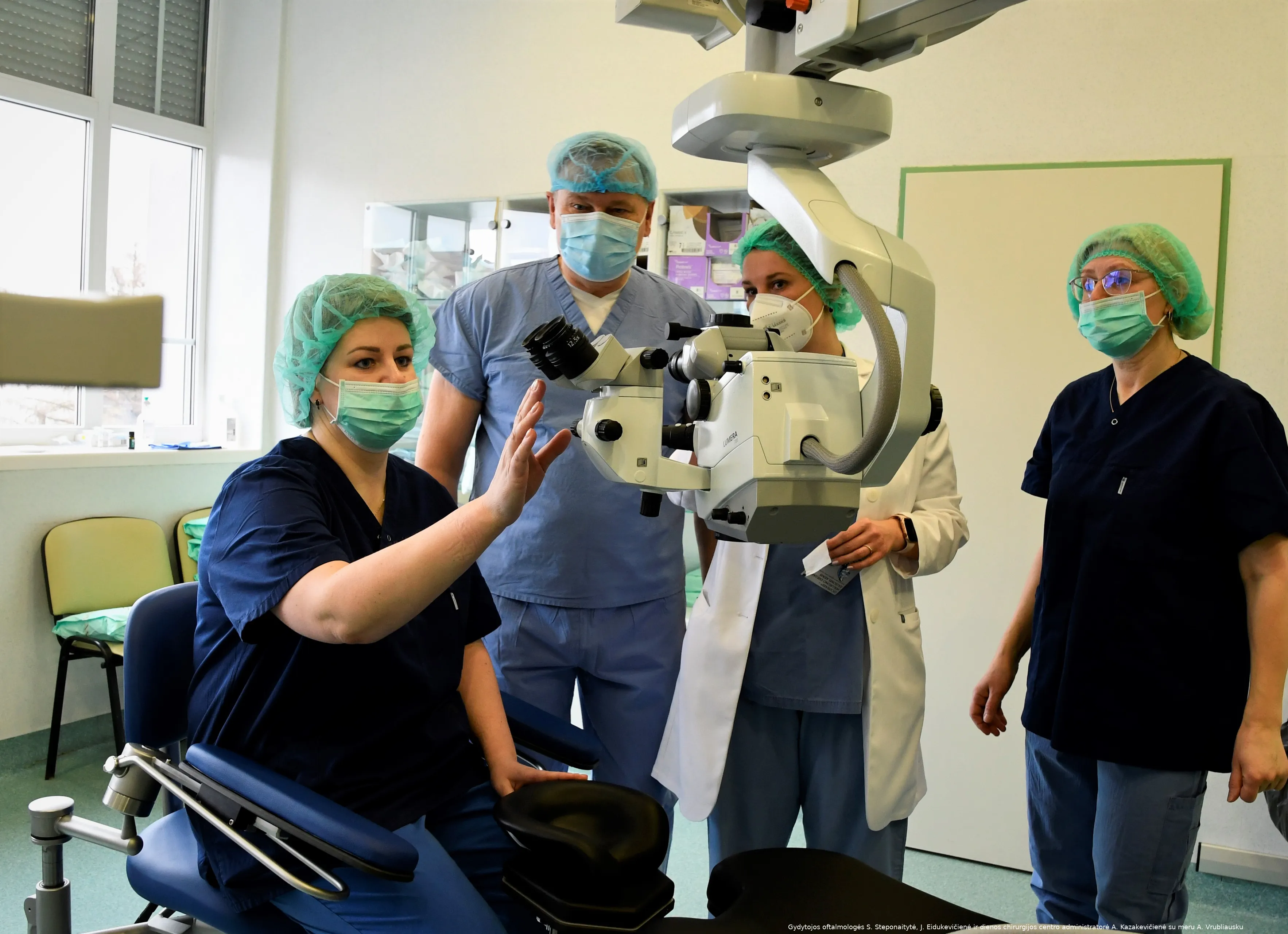 gydytojos oftalmologes s steponaityte kaireje j eidukeviciene ir dienos chirurgijos centro administratore a kazakeviciene rodo merui a vrubliauskui naujaji mikroskopa