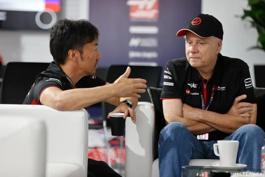 <i>Ayao Komatsu in gesprek met teameigenaar Gene Haas.</i>