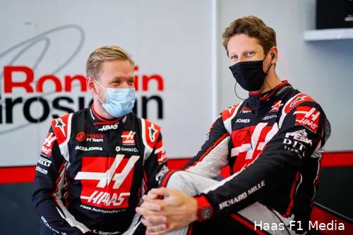 Magnussen met voormalig teamgenoot Grosjean tijdens zijn eerste periode bij Haas.