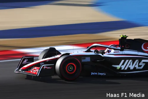 Nico Hülkenberg tijdens VT23 op het circuit van Baherin in zijn Haas-bolide, GP Bahrein 2023 (Foto:
Haas F1 Media)
