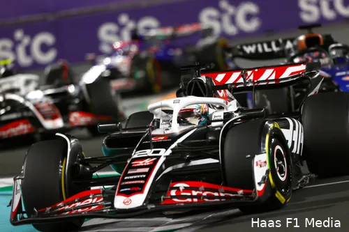 Haas vertoonde goed teamwerk doordat Magnussen de achterblijvers voor Hülkenberg ophield (Foto: Haas F1 Media)<br>