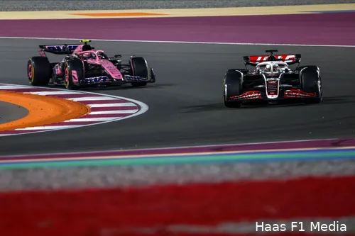 <i>Haas en Alpine strijden om de zesde plaats in het constructeurskampioenschap.</i>
