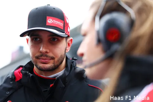 <i>Ocon vindt het niet normaal dat Doohan slechts zes races kreeg om zichzelf te bewijzen.</i>