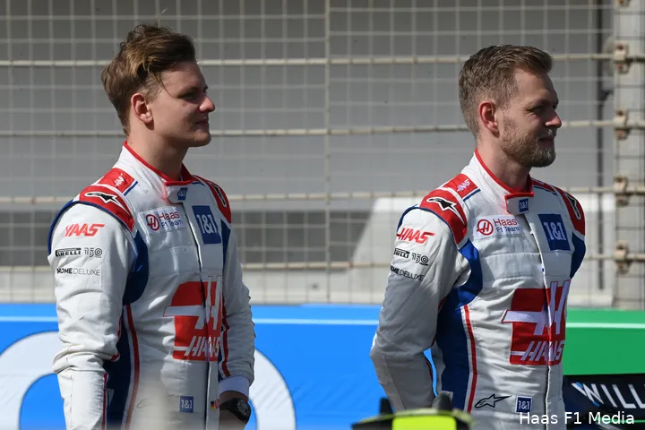 Magnussen werd gepresenteerd als de vervanger van Mazepin naast Schumacher.